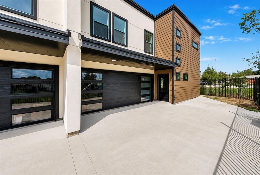 Property Photo: 1115 E Oleander Street TX 76104