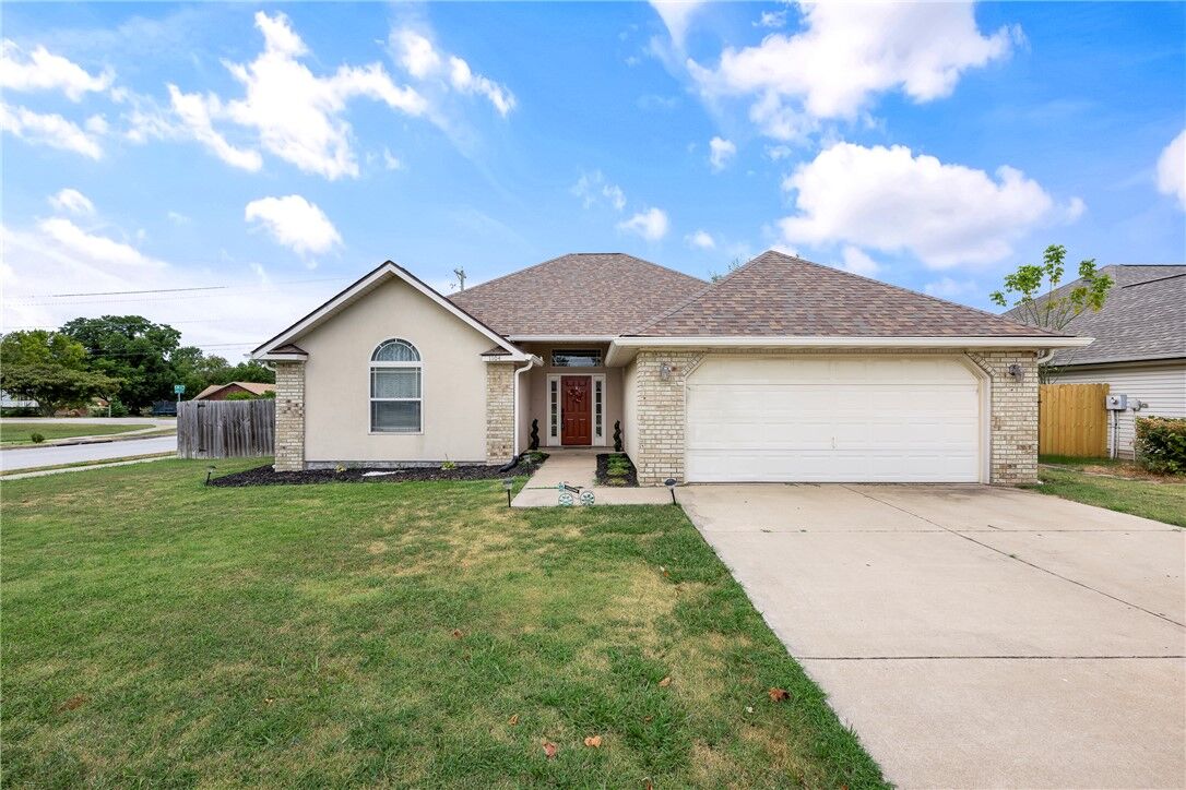 Property Photo:  1104 Lavona Lane  AR 72761 