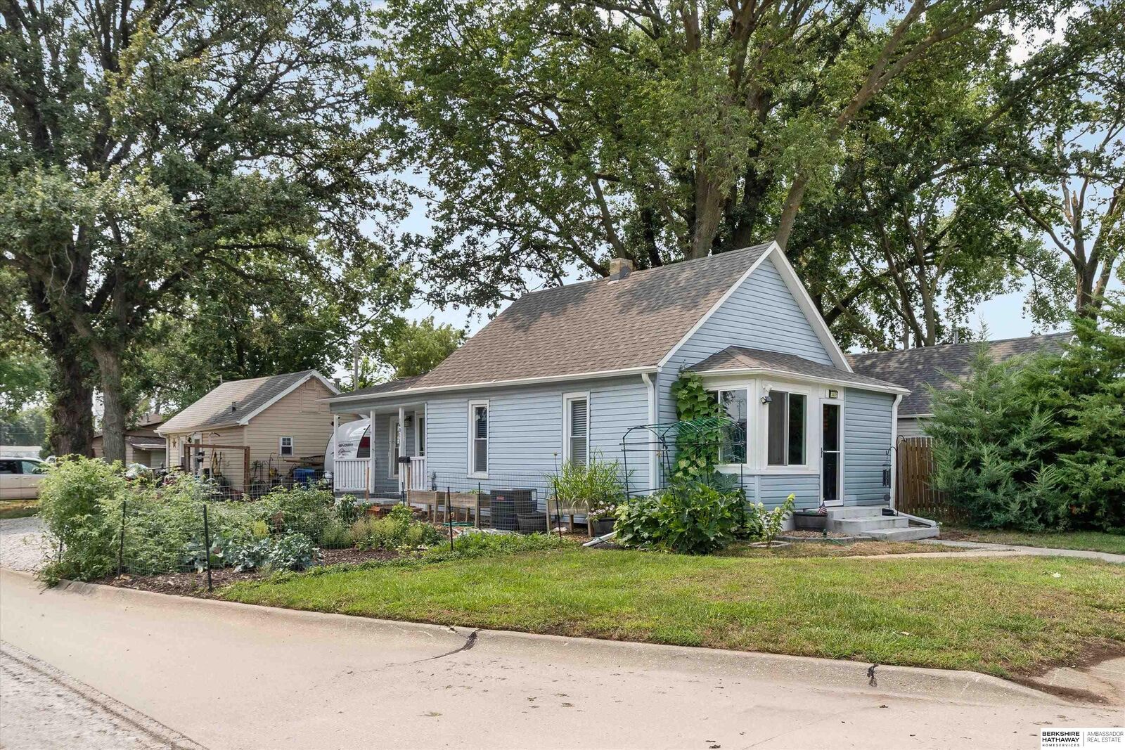 Property Photo: 1401 Nebraska Street NE 68008