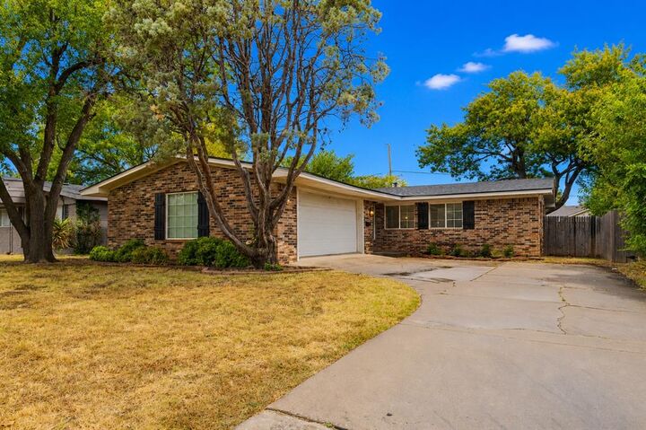 Property Photo: 2733 Manchester Drive OK 73120