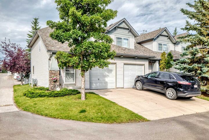 Property Photo:  20 Everstone Place SW  AB T2Y 4H9 