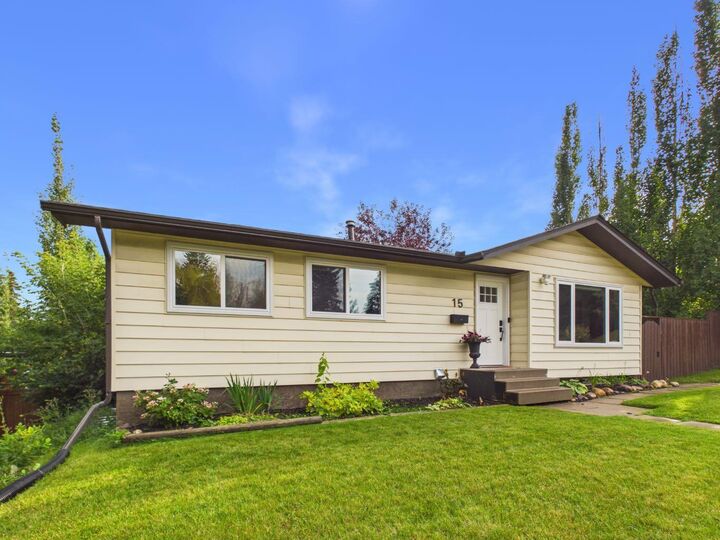 Property Photo: 15 Hazelwood Crescent SW AB T2V 3C1