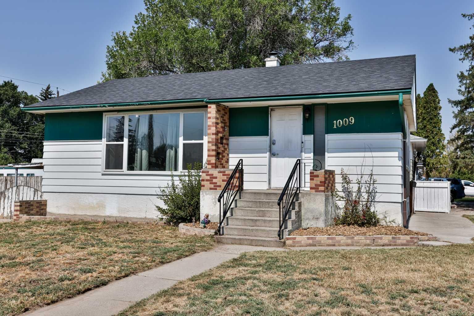 Property Photo:  1009 6 Avenue N  AB T1H 0S3 