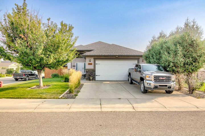 Property Photo:  544 Couleesprings Crescent S  AB T1K 5R3 