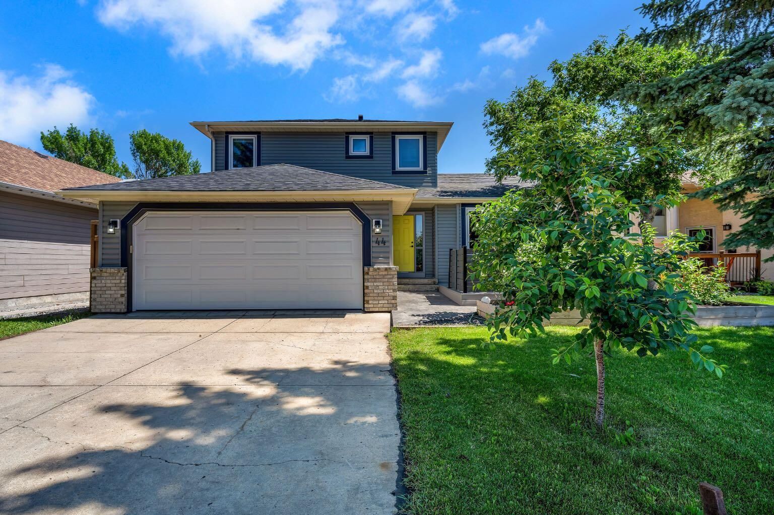 Property Photo: 44 Harvest Oak Way NE AB T3K 3Y2