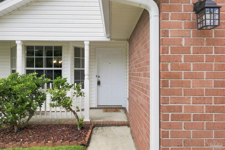 Property Photo: 5579 Sweetbirch Ln FL 32583