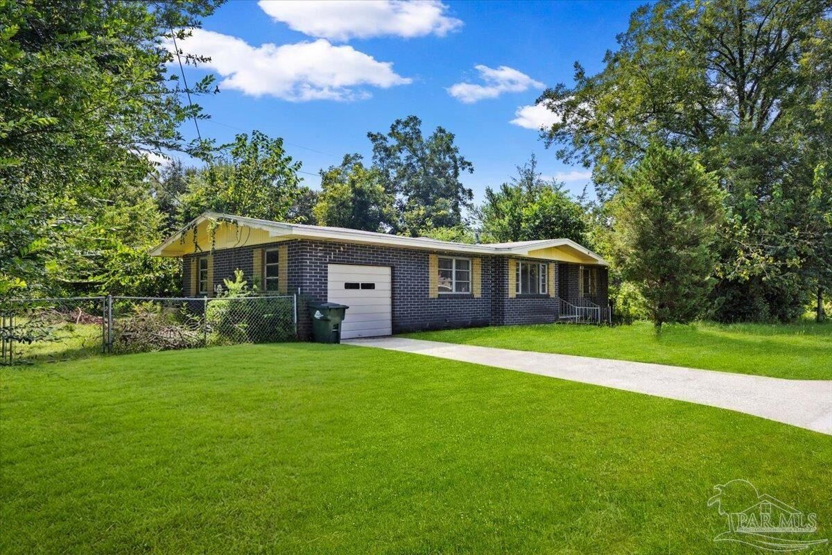 Property Photo: 308 Wegner Ave FL 32533