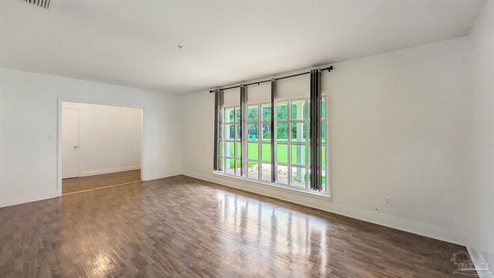 Property Photo: 2 Manor Dr FL 32507