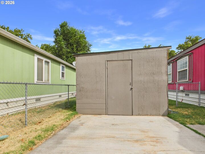 Property Photo: 1800 NE 10th St OR 97838