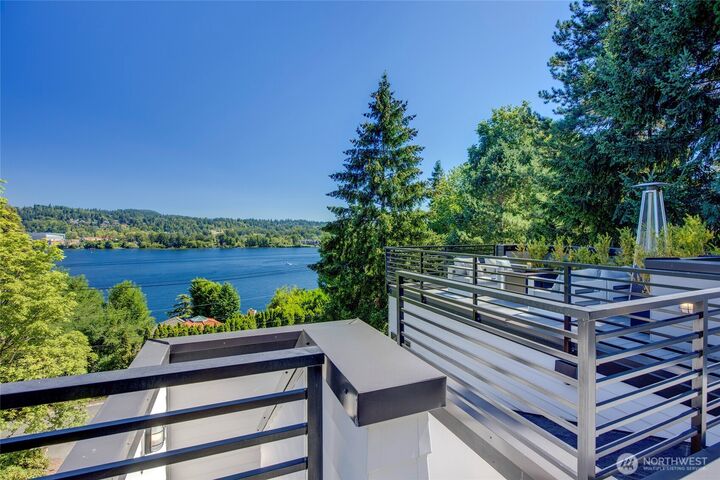 Property Photo:  7429 E Mercer Way  WA 98040 