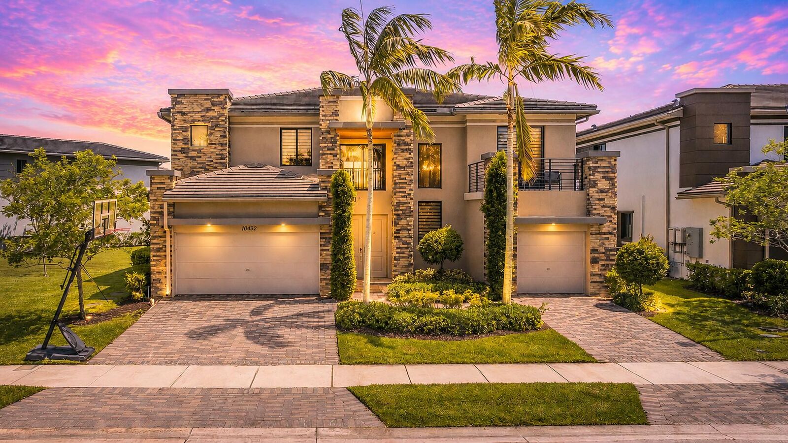 Property Photo:  10432 N Lago Vista Circle  FL 33076 