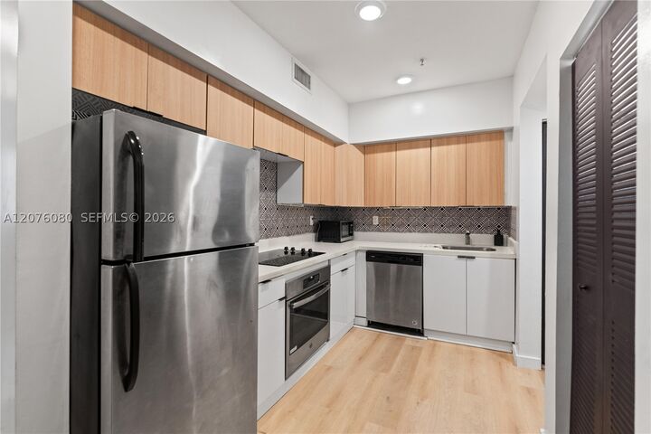 Property Photo:  810 7th St 102  FL 33139 
