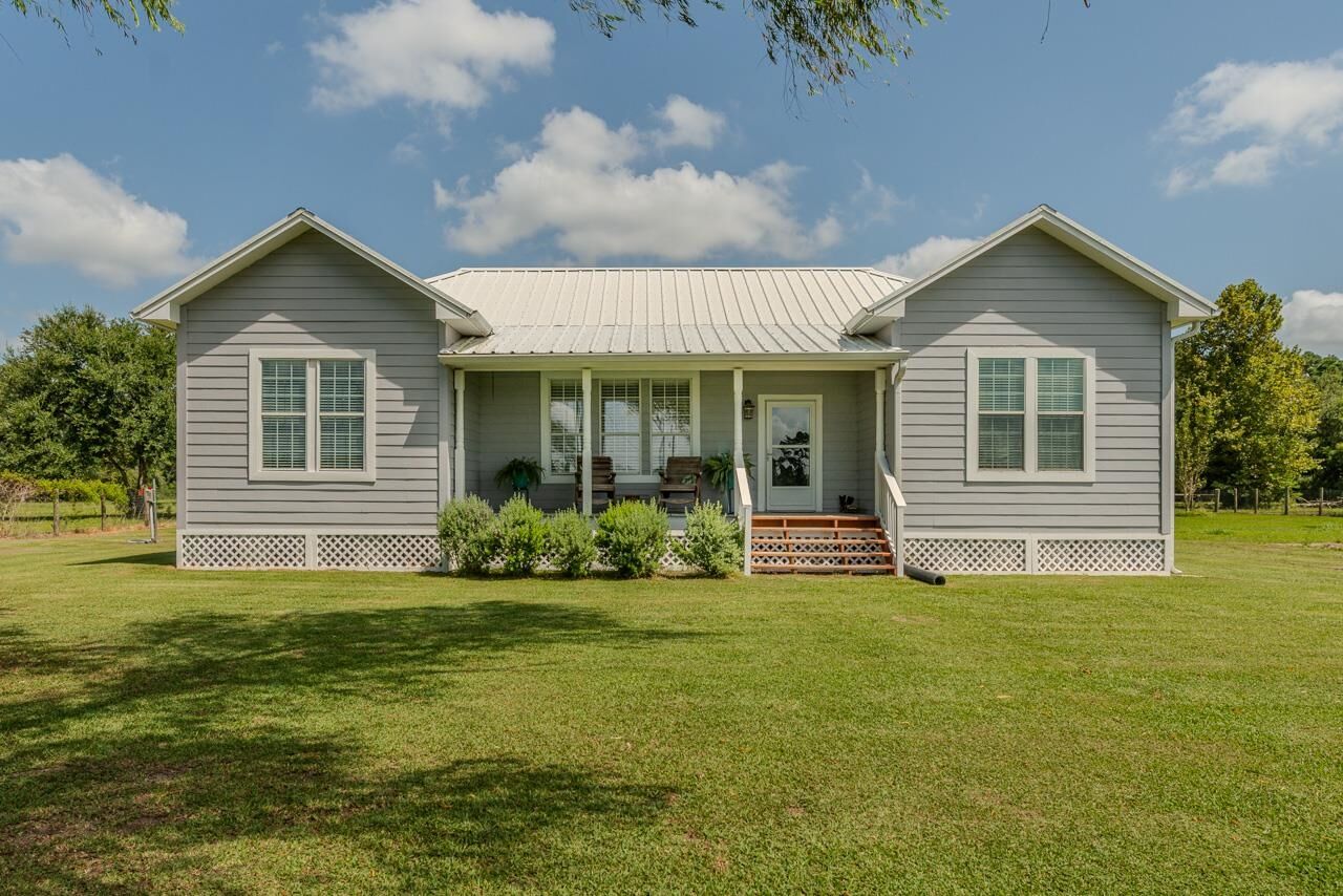 Property Photo:  1401 E Buccaneer  TX 77665 