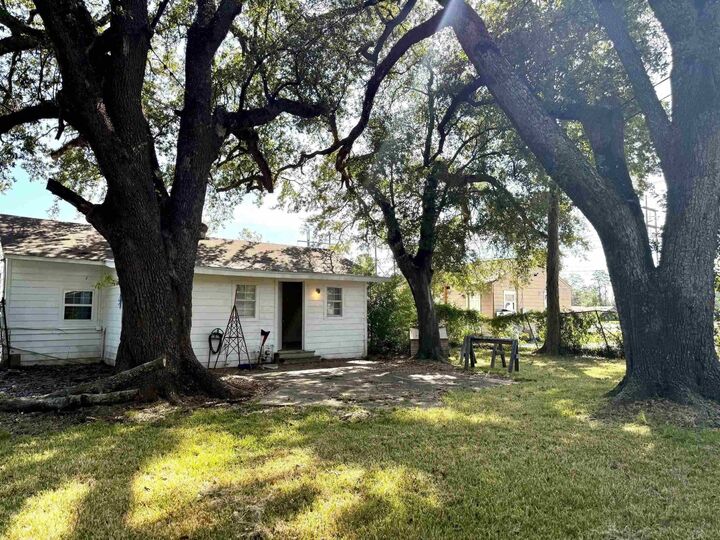 Property Photo:  2203 N 16 St  TX 77630 