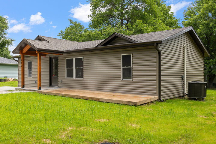Property Photo: 717 E Van Buren Street MO 65613