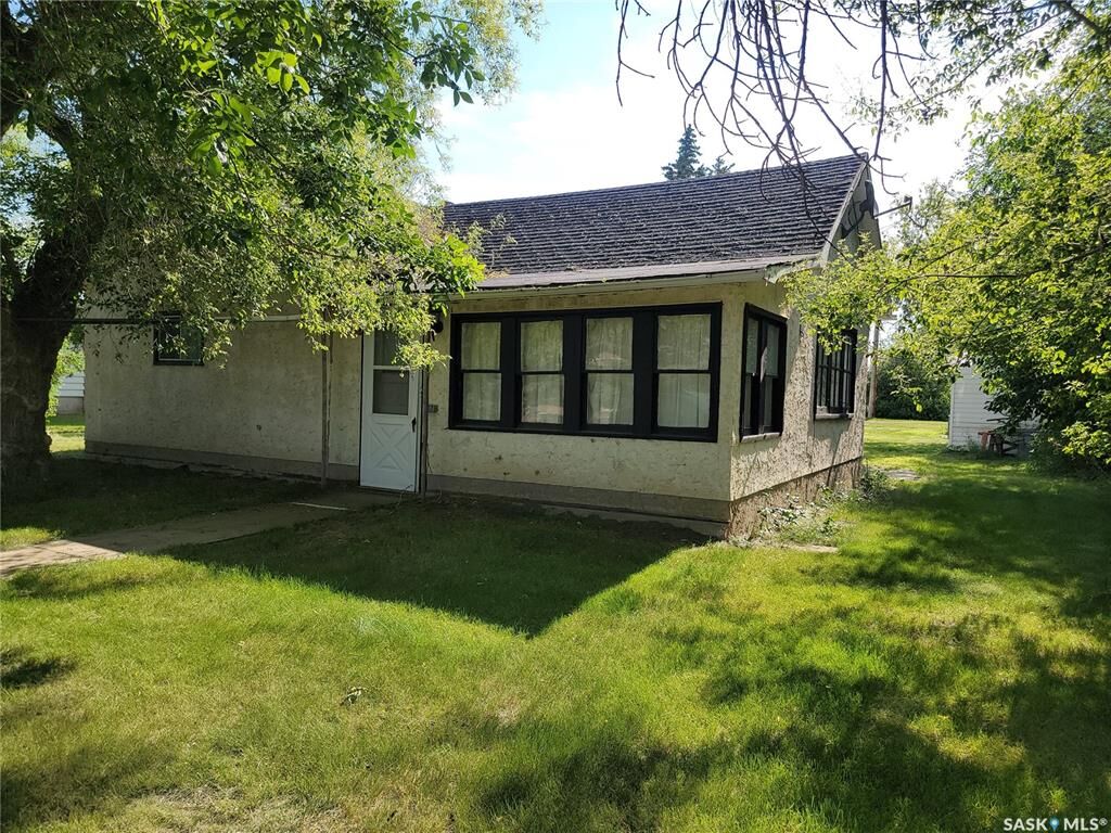 Property Photo: 202 Irvine Street SK S0M 0N0