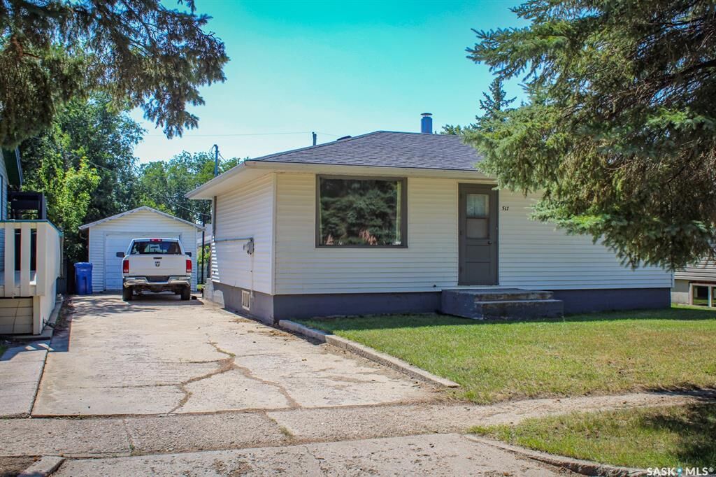 Property Photo:  517 McLeod Avenue E  SK S0E 1A0 