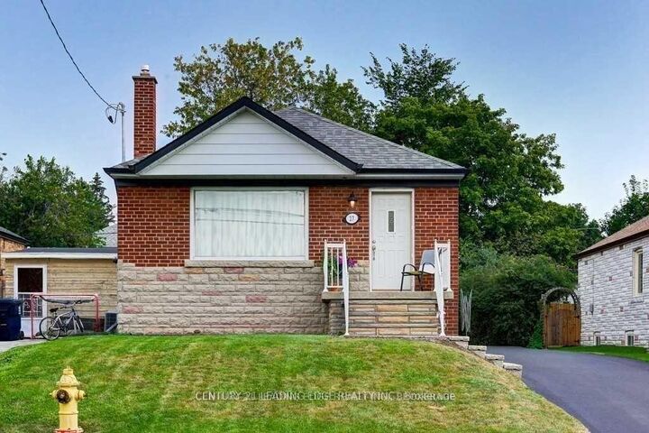 Property Photo:  27 Ionview Drive Main  ON M1K 2Z3 