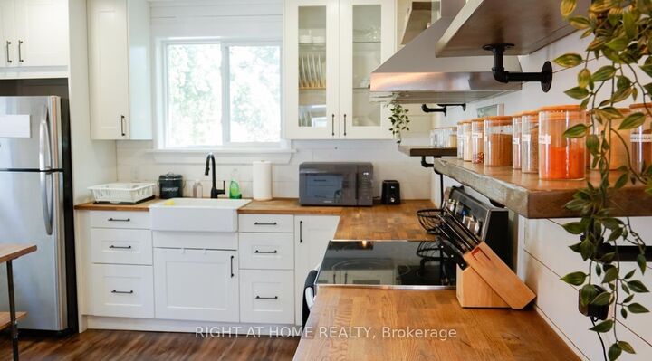 Property Photo: 110 Cameron Avenue N ON L8H 4Z2