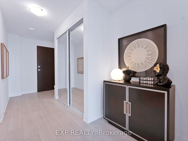 Property Photo:  2221 Yonge Street 2711  ON M4S 2B4 