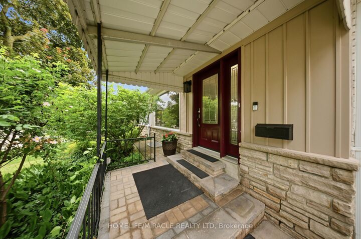 Property Photo:  1612 Wavell Crescent  ON L4X 1X1 