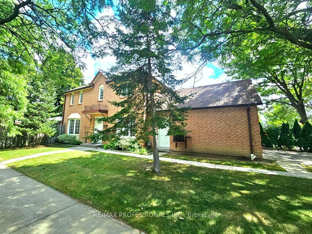 Property Photo: 500 Silverthorne Crescent 1 ON L5R 1W3