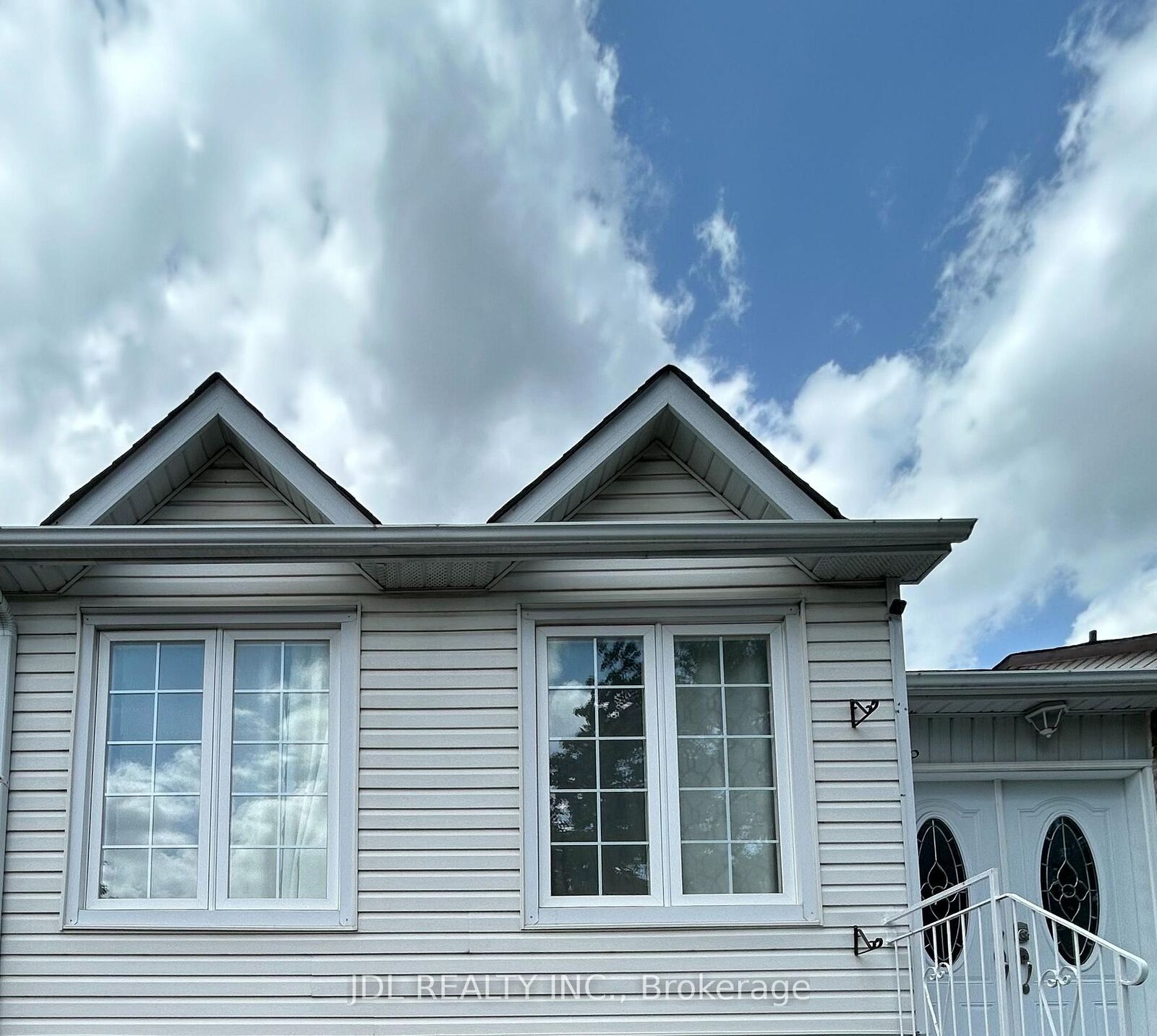 Property Photo: 44 Glencoyne Cres Crescent Two-Bedroom Bsmt ON M1W 2Z2