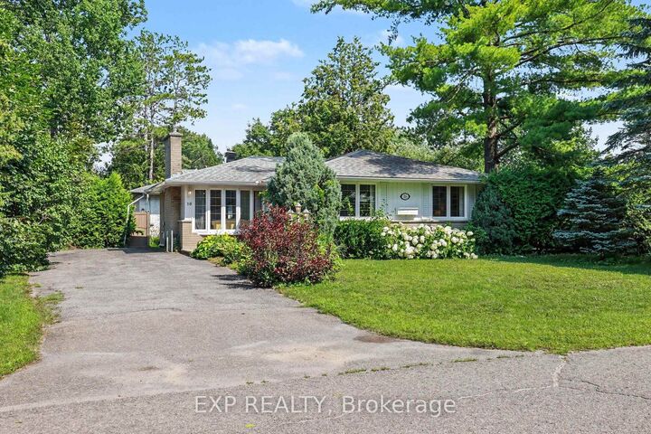 Property Photo:  16 Elmsley Crescent  ON K2H 6V2 