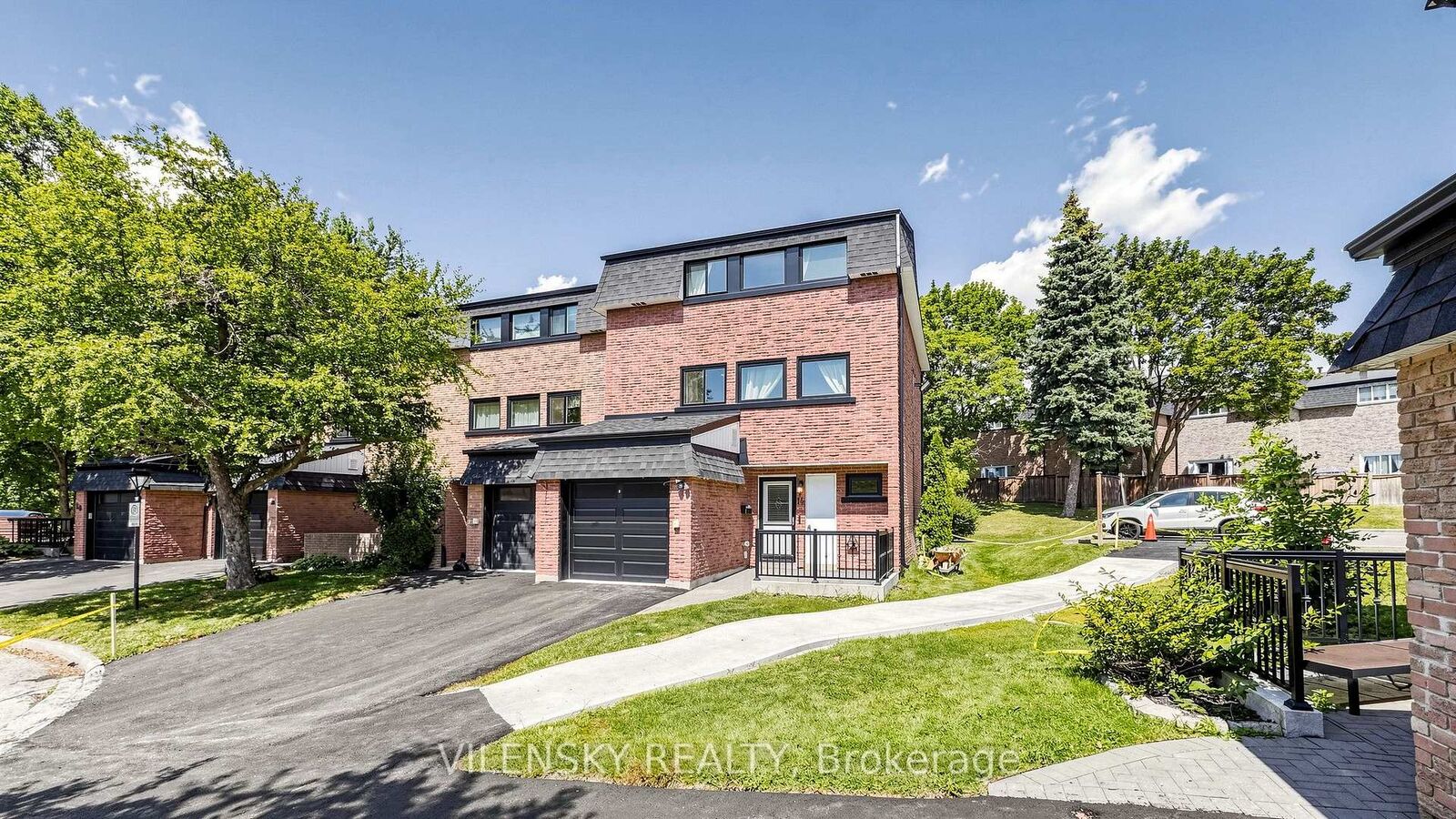 Property Photo: 14 Poplar Crescent 19 ON L4G 3L3