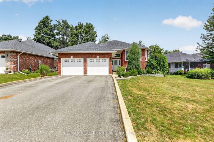 Property Photo: 295 Woodward Avenue ON K9L 1K2