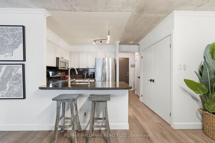 Property Photo: 600 Queens Quay W 705 ON M5V 3M3