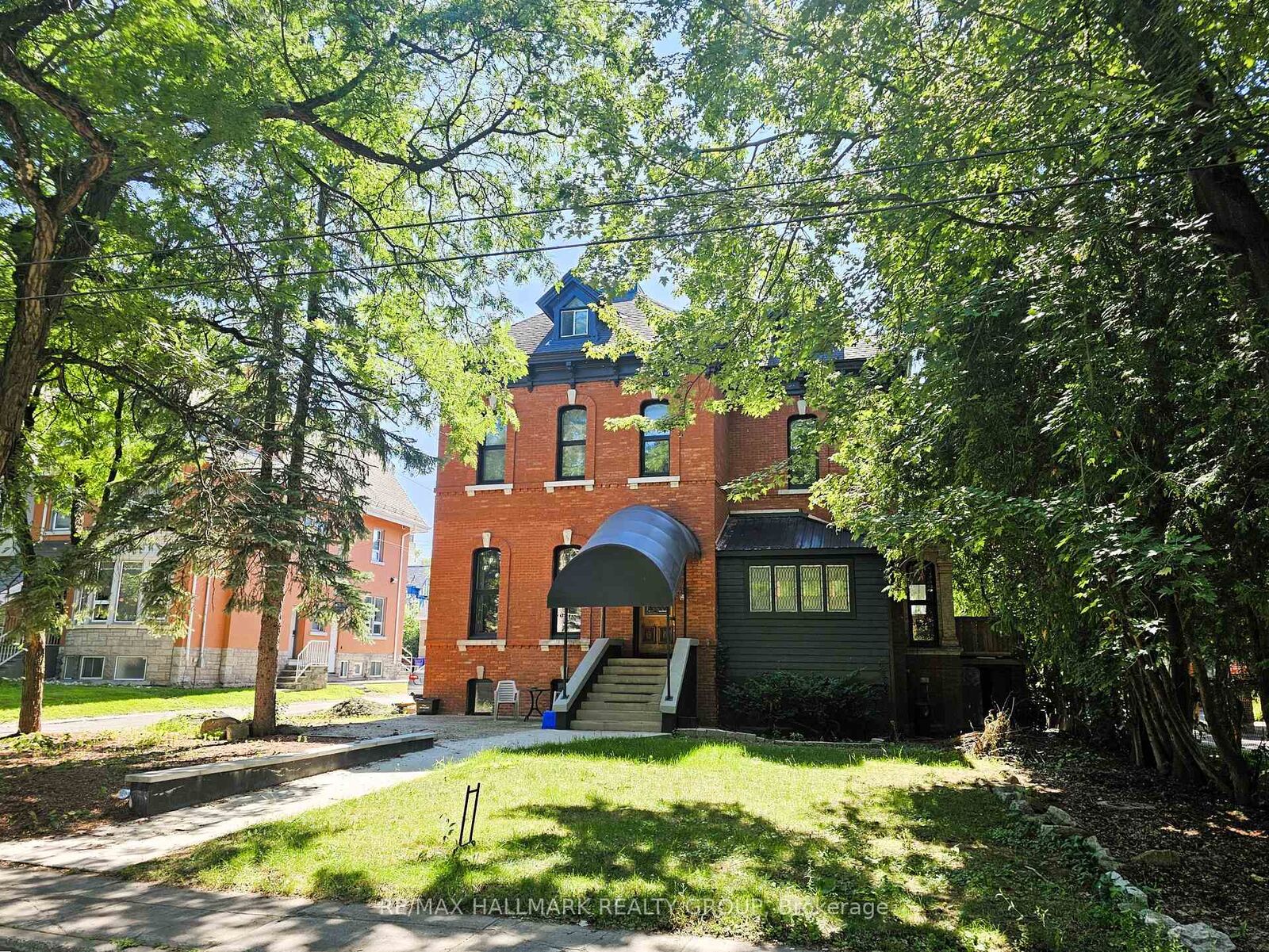 Property Photo: 460 Wilbrod Street ON K1N 6M8