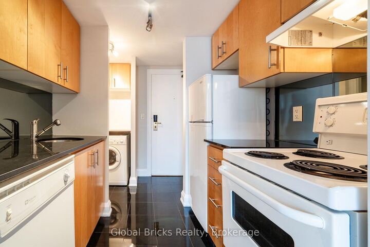 Property Photo:  2737 Keele Street 901  ON M3M 2E9 