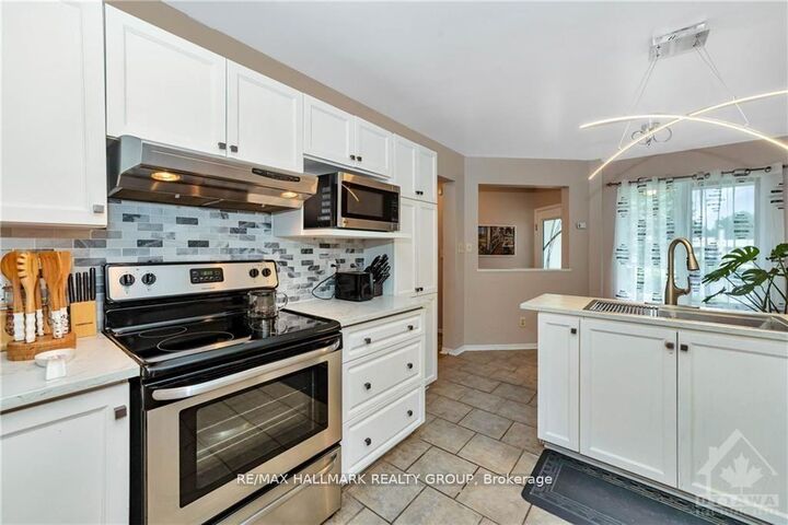 Property Photo:  17 Ravenscroft Court  ON K2S 1R3 