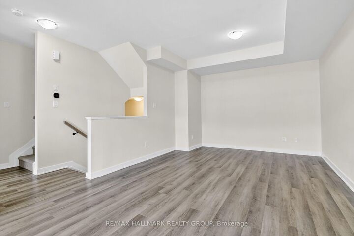 Property Photo:  402 Jewelwing Private  ON K1X 0M7 