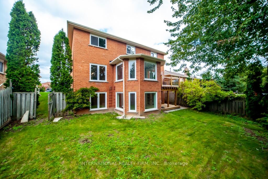 Property Photo:  11 Coates Crescent Lower  ON L4E 2M3 