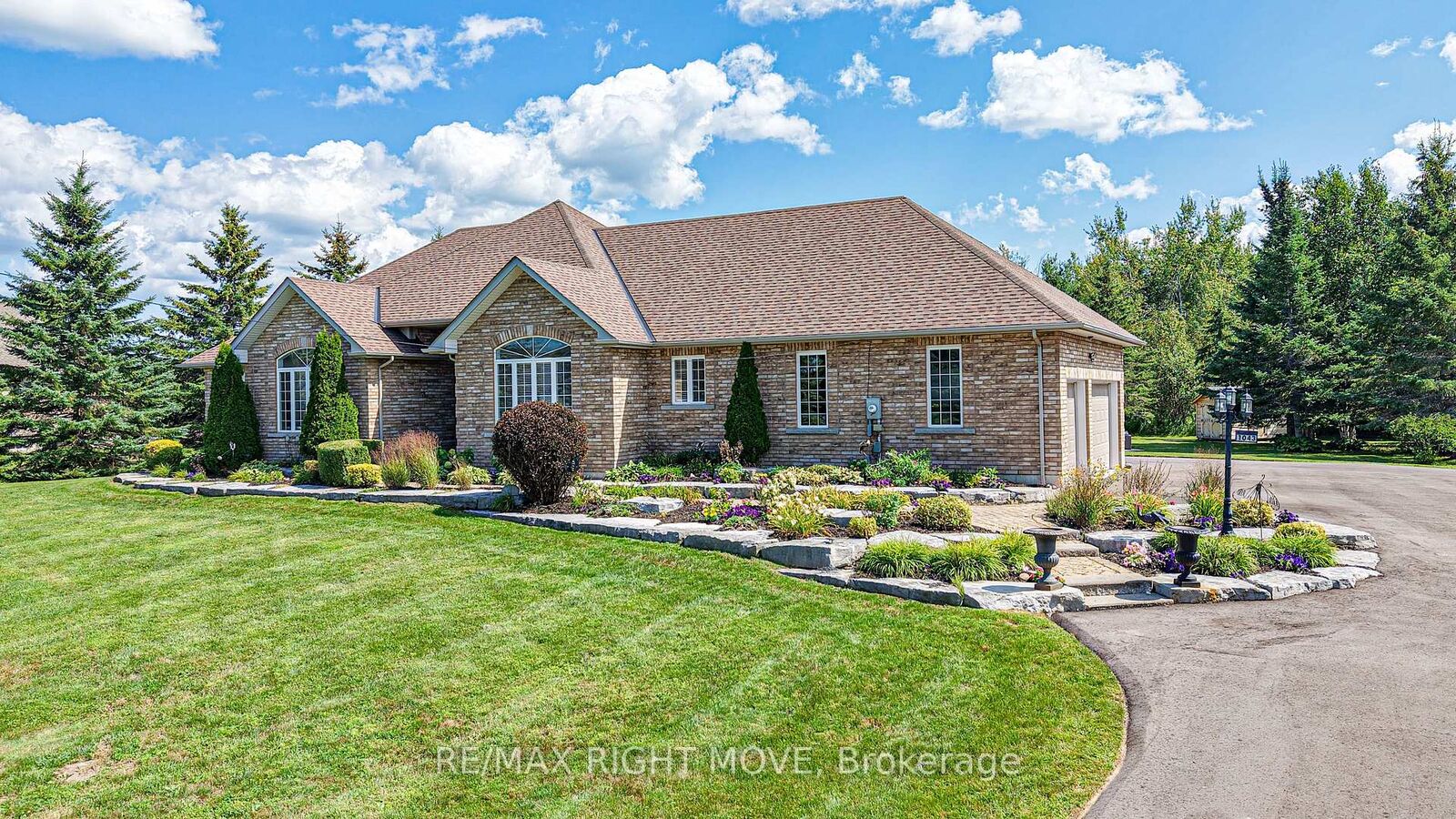Property Photo: 1043 Hurlwood Lane ON L3V 6H4