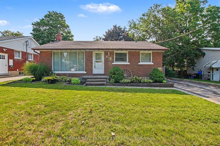 Property Photo:  209 Franklin Street S  ON N2C 1R8 