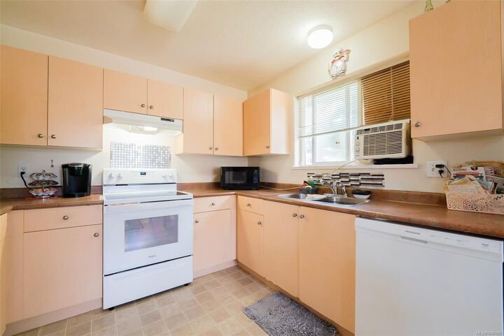 Property Photo: 297 Harwell Rd BC V9R 6V4
