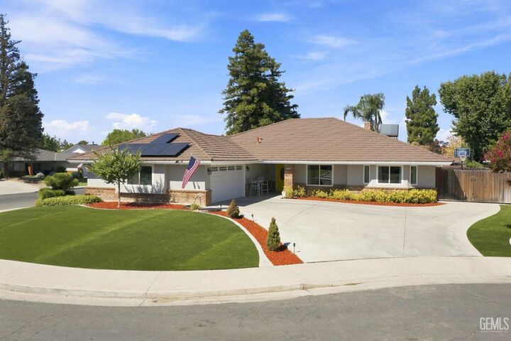Property Photo:  5101 Dewalt Street  CA 93308 