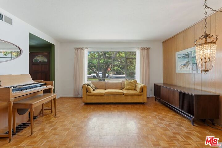 Property Photo: 18914 Malden St CA 91324