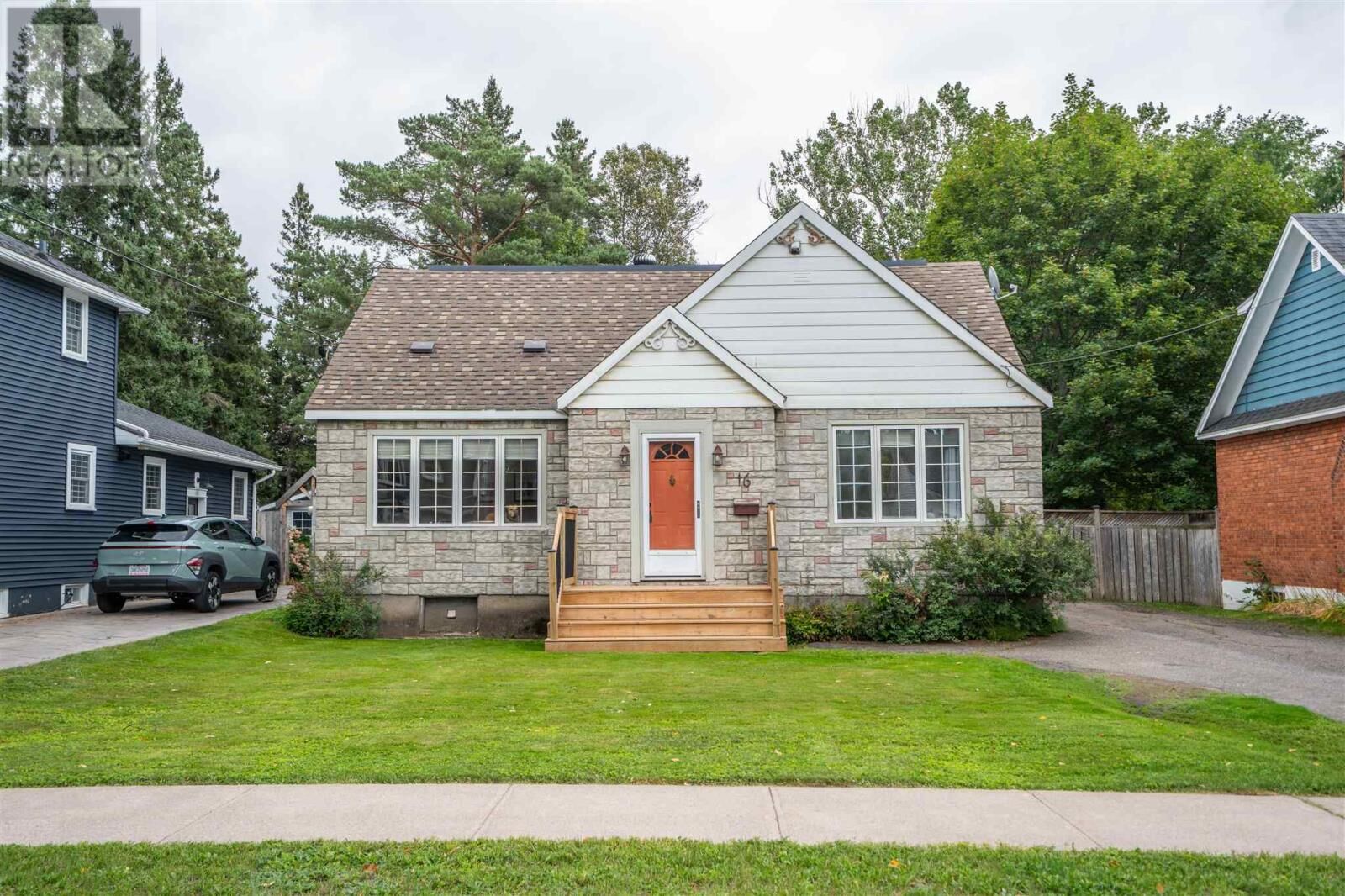 Property Photo:  16 Retta St  ON P6A 4B8 