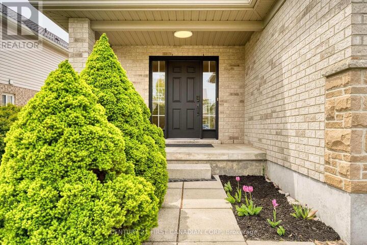 Property Photo: 799 Oakcrossing Road ON N6H 5V9