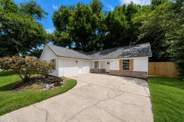 Property Photo: 4855 Kensington Lane FL 32539