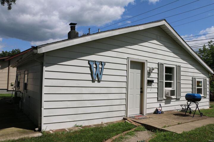Property Photo: 1617 1/2 E 4th Street IN 46544