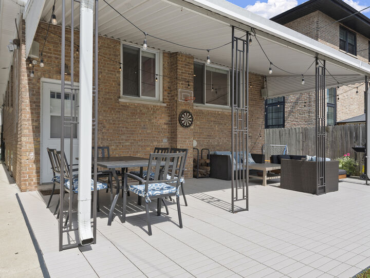 Property Photo:  2455 W Erie Street  IL 60612 