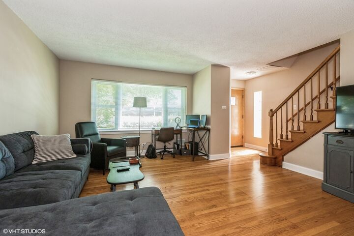Property Photo: 1011 W Hillgrove Avenue IL 60525