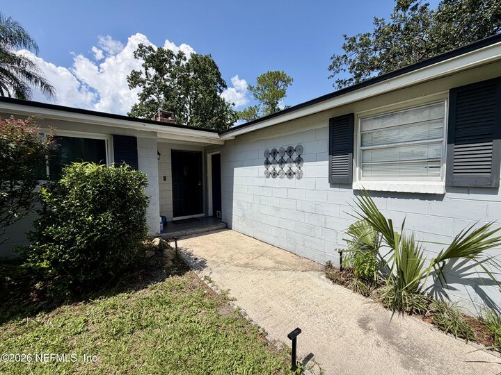 Property Photo: 5143 Camellia Circle S FL 32207