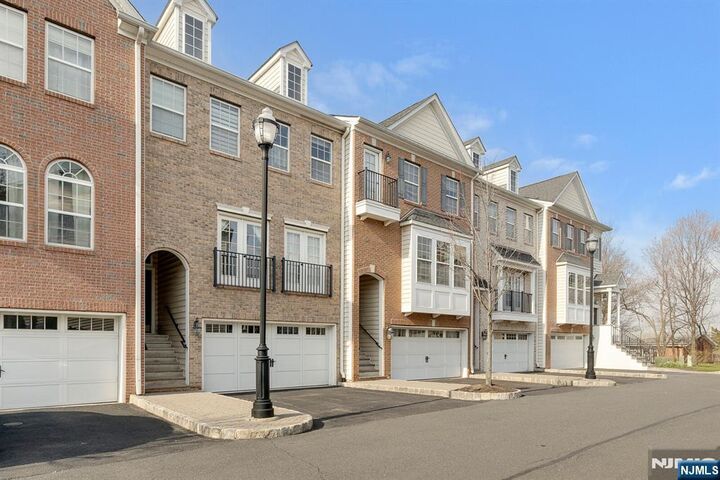 Property Photo:  5 Creekside Court  NJ 07094 