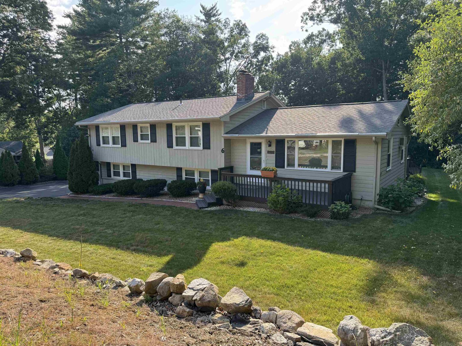 Property Photo:  6 Quincy Lane  NH 03054 